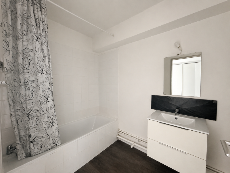 À louer Saint Tronc 13010 Marseille  – Spacieux appartement T4 avec terrasse, parking privatif et cave