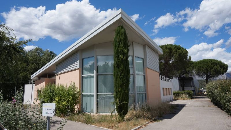 A louer Rousset 13790 Bureaux de standing avec parking