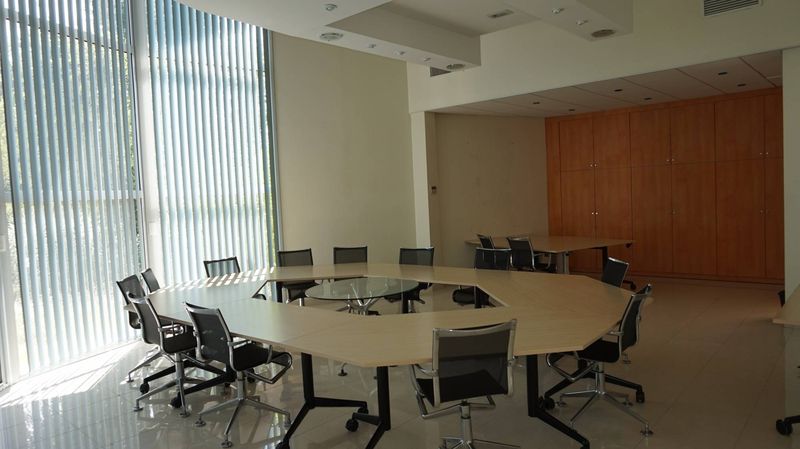 A louer Rousset 13790 Bureaux de standing avec parking