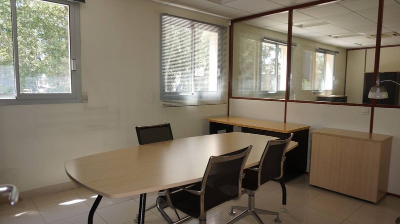 A louer Rousset 13790 Bureaux de standing avec parking