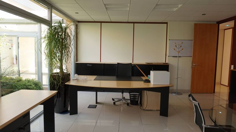 A louer Rousset 13790 Bureaux de standing avec parking