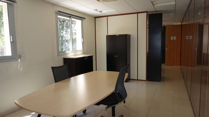 A louer Rousset 13790 Bureaux de standing avec parking