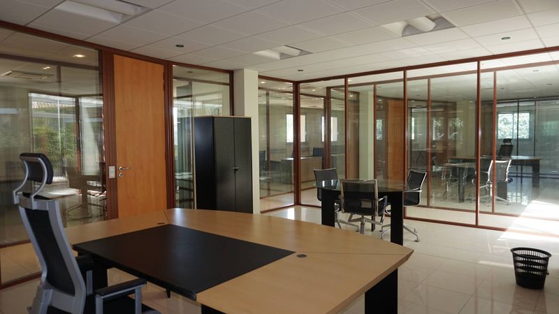 A louer Rousset 13790 Bureaux de standing avec parking