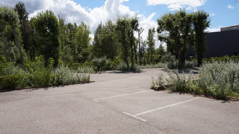 A louer Rousset 13790 Bureaux de standing avec parking