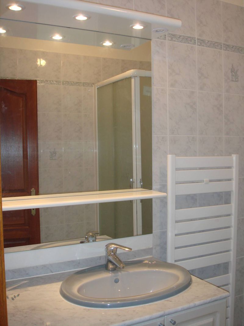 salle de douche  T3 en RDC d'une maison avec terrasse et place de parking privative 13012 Saint Barnabé