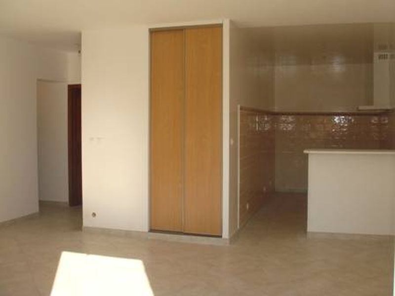 séjour cuisine  T3 en RDC d'une maison avec terrasse et place de parking privative 13012 Saint Barnabé