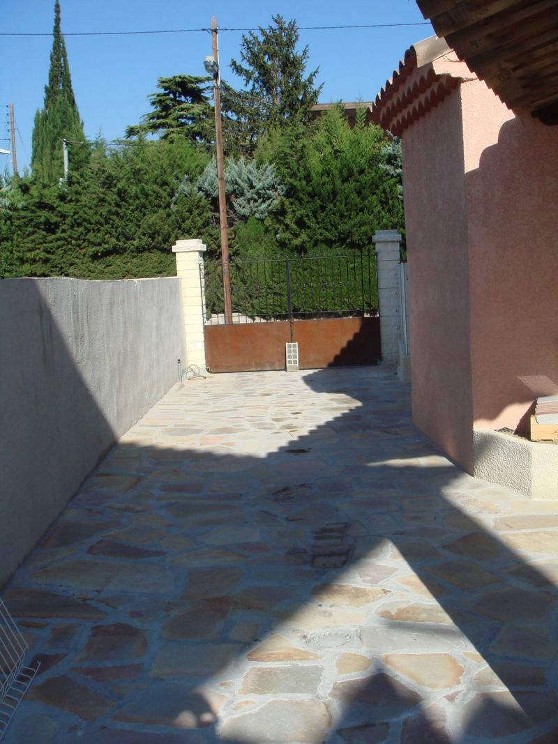 entrée  T3 en RDC d'une maison avec terrasse et place de parking privative 13012 Saint Barnabé