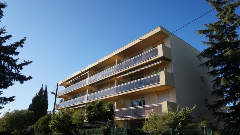 L'agence immobilière Provencia vous propose à la location un agréable T2 de 52.28m². Situé à quelques minutes du village de Montolivet, bénéficiant d'une situation géographique privilégiée, proche des transports (ligne de bus déposant au métro),