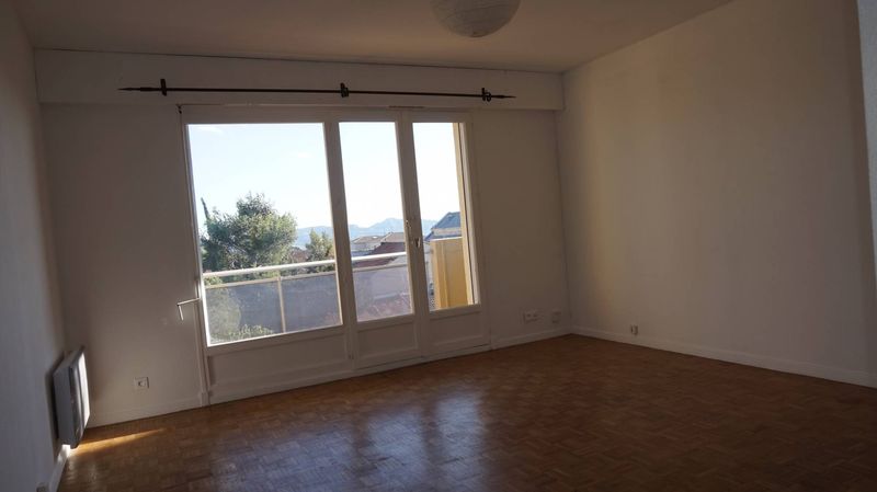 beau séjour lumineux appartement type 2 13012n Marseille