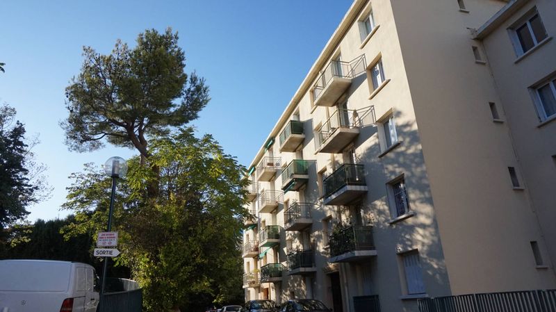 résidence arborée Appartement t2 à louer les Chartreux 13004 Marseille cave et stationnement