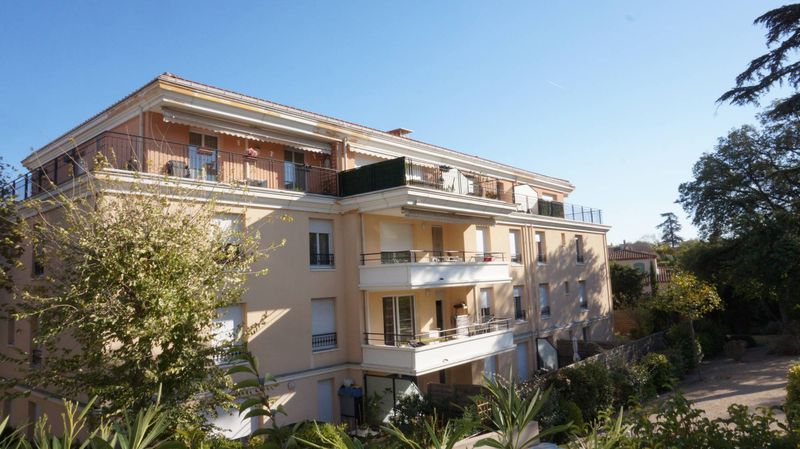 A la location  Type 3 avec terrasse de 13m ² Secteur Saint Jérôme Marseille 13013