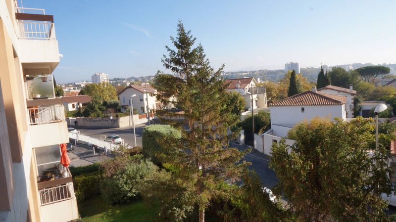 A la location 13012 Saint Barnabé T4 de 70 m² avec place de parking privative