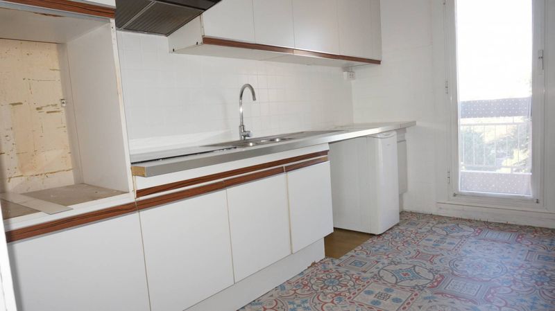 A la location 13012 Saint Barnabé T4 de 70 m² avec place de parking privative