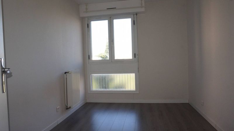 A la location 13012 Saint Barnabé T4 de 70 m² avec place de parking privative