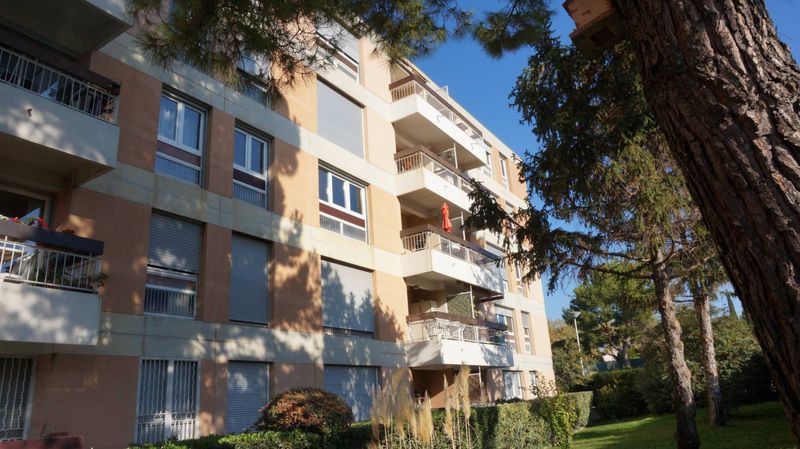 A la location 13012 Saint Barnabé T4 de 70 m² avec place de parking privative