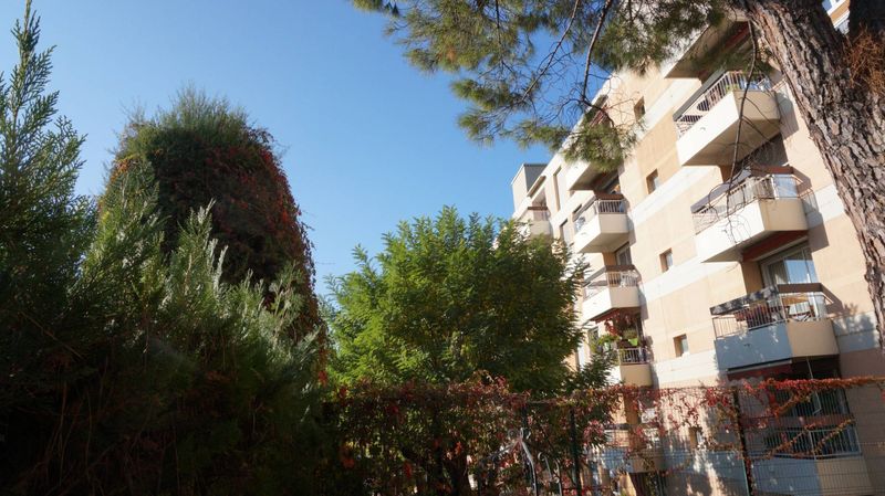 A la location 13012 Saint Barnabé T4 de 70 m² avec place de parking privative