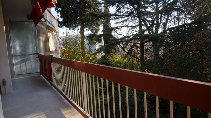 location 13012 Marseille quartier de la fourragère proche métro fourragère t4 avec terrasse en plein coeur d'un parc arboré