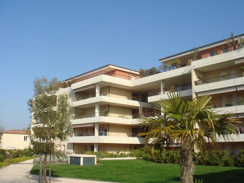 A la location 13012 Proche village de Bois Luzy T2 avec terrasse