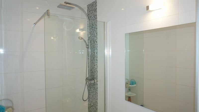 salle de douche - provencia  gestion a louer 2 pièces avec place de parking privative et terrasse