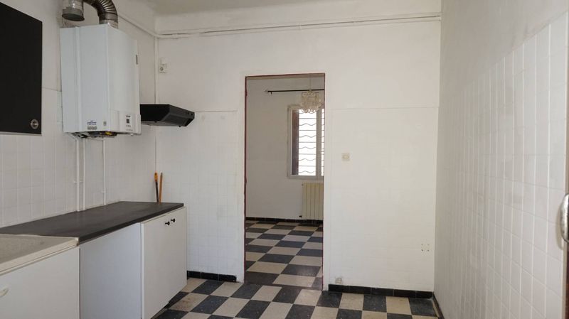 cuisine dans rez de chaussée de  maison de ville avec cour privative à louer Marseille 15ème