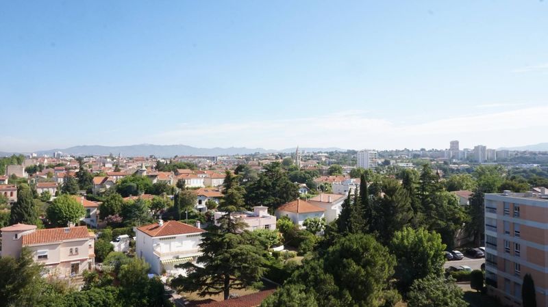 A 500 mètres du Métro Louis Arnand, collège à 6 minutes à pied, écoles maternelles, primaires, crèches à proximité. Idéalement situé, bien rare à la location.