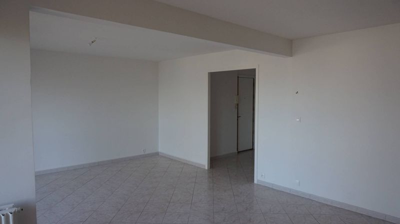 séjour dans bel appartement de 90 m² avec terrasse et parking à loer 13012 Marseille village de Saint Barnabé