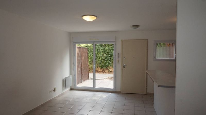 séjour d'un duplax à louer à plan de cuques 63 m² en duplex avec terrasse place de parking et piscine dans la résidence