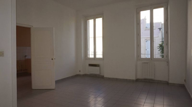 En 1er étage sans ascenseur d'un immeuble bien entretenu, type 1 de 33.77 m² lumineux composé d'une pièce princiaple de 20.85 m², une cuisine dinatoire de 9.83 m², salle de douche avec WC.