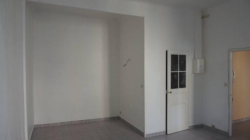 Spécialiste de la location sur le 12ème et ses environs, Provencia vous présente quartier des  Chartreux, proche des commerces et des transports (3 minutes à pied du Métro Cinq Avenue - Longchamps.