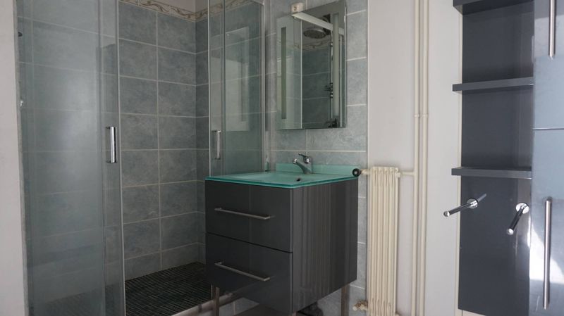 salle de douche Provencia Immobilier présent sur le marché de la location immobilier depuis plus de 20 ans vous propose un bien au Parc Dessuard.