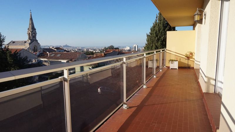 terrasse ensoleillée A louer appartement 4 pièces de 99 m² avec terrasse et places de parking Montolivet village 13012 Marseille