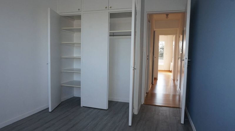 chambre avec placard A louer appartement 4 pièces de 99 m² avec terrasse et places de parking Montolivet village 13012 Marseille