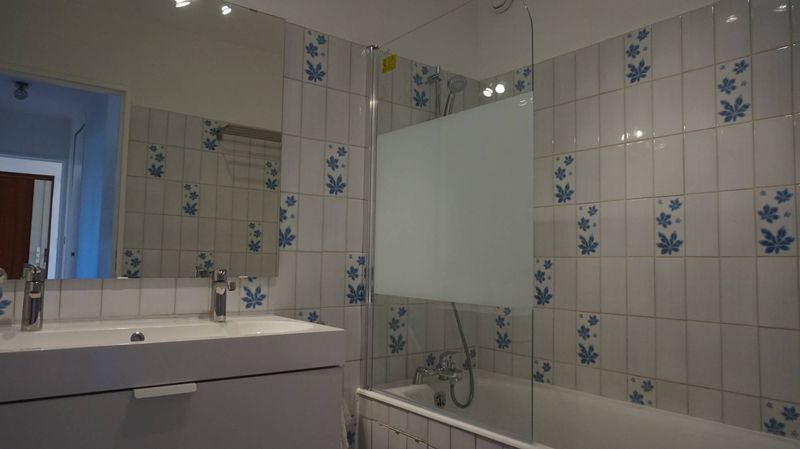 salle de bains A louer appartement 4 pièces de 99 m² avec terrasse et places de parking Montolivet village 13012 Marseille