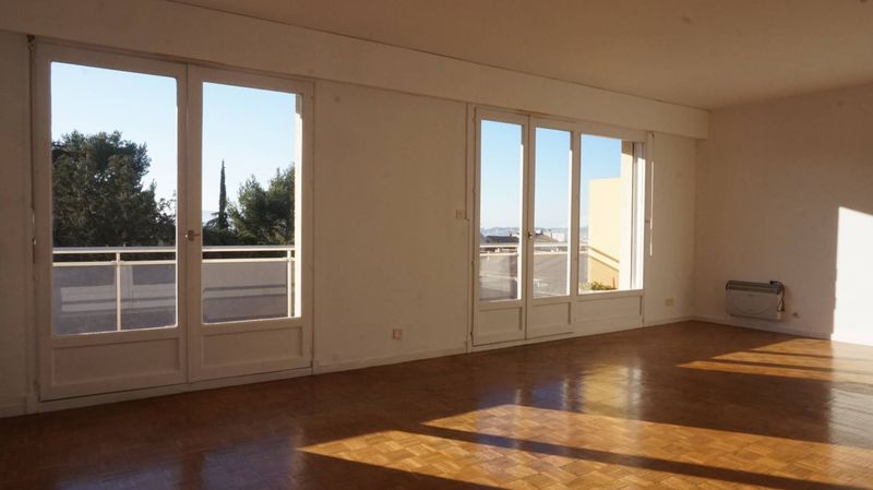 séjour lumineux A louer appartement 4 pièces de 99 m² avec terrasse et places de parking Montolivet village 13012 Marseille