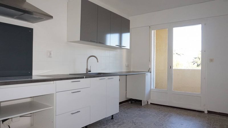 cuisine aménagée A louer appartement 4 pièces de 99 m² avec terrasse et places de parking Montolivet village 13012 Marseille