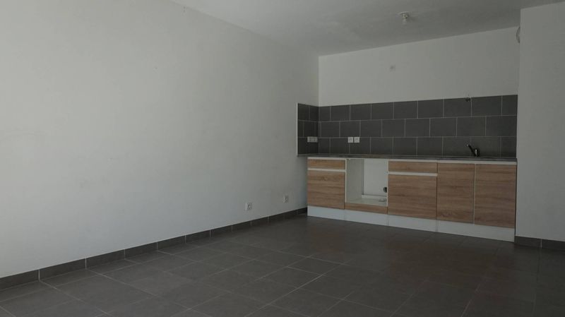 rez de jardin exposition ouest  A louer appartement 3 pièces en rez de jardin avec place de parking La pomme  13011 Marseille