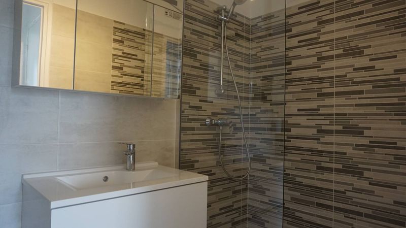 salle de douche entièrement rénovée  appartement 3 pièces 13012 Marseille