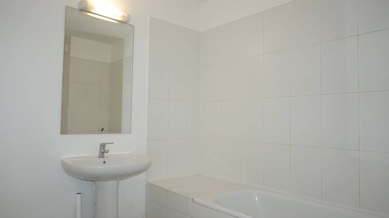 SALLE DE BAINS A louer appartement 3 pièces 56 m 2 avec terrasse et parking double résidence récente Saint Julien 13012 Marseille