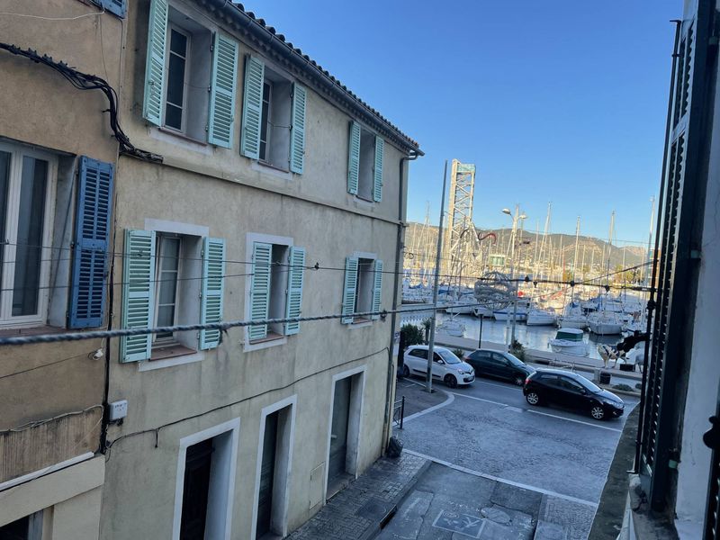 Vue port de la Seyne sur Mer A louer type 1 / 2 de 33 m² sur le port de la Seyne sur Mer Location meublée 83500 Seyne Sur Mer