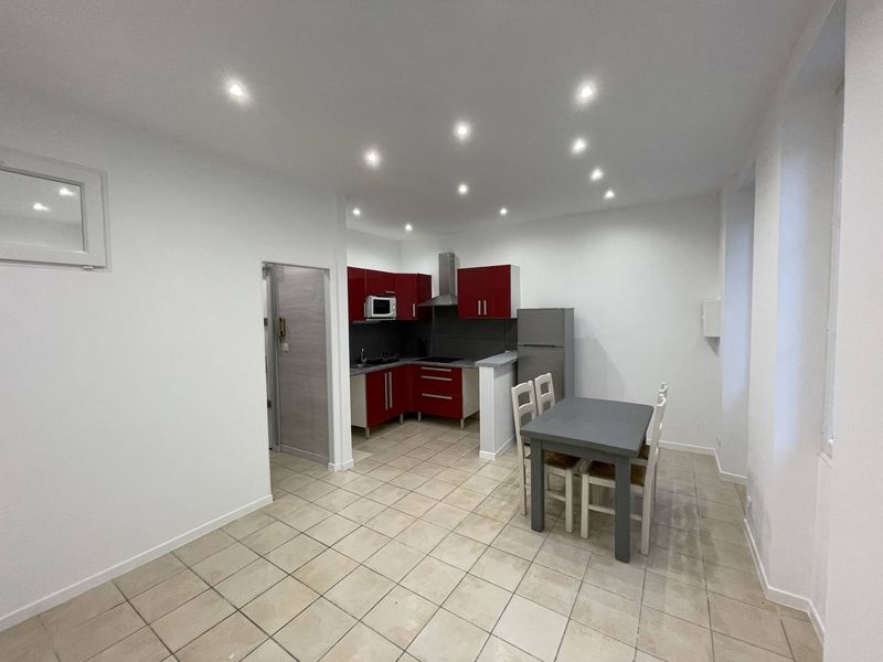 pièce principale A louer type 1 / 2 de 33 m² sur le port de la Seyne sur Mer Location meublée 83500 Seyne Sur Mer