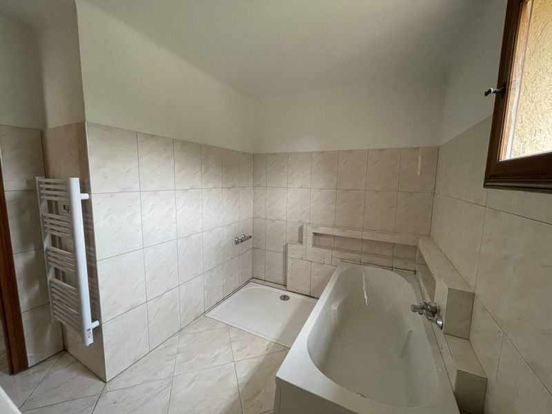 salle de bains A louer Maison individuelle de 200 m² sur 1000 m² de terrain 4 chambres, garage 13360 Roquevaire