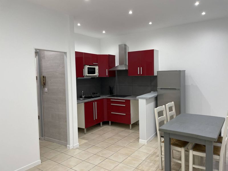 cuisine éqauipée - A louer type 1 / 2 de 33 m² sur le port de la Seyne sur Mer Location meublée 83500 Seyne Sur Mer