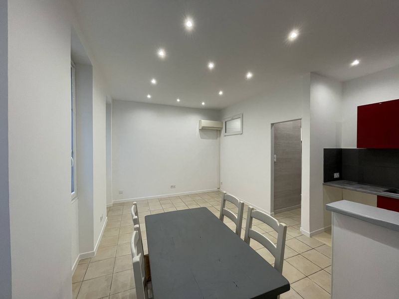 pièce principale A louer type 1 / 2 de 33 m² sur le port de la Seyne sur Mer Location meublée 83500 Seyne Sur Mer