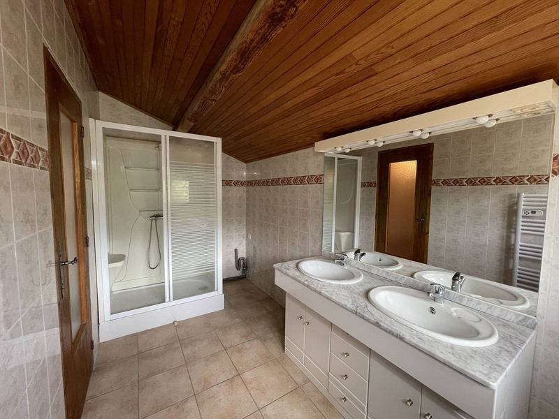 salle de bain A louer Maison individuelle de 200 m² sur 1000 m² de terrain 4 chambres, garage 13360 Roquevaire