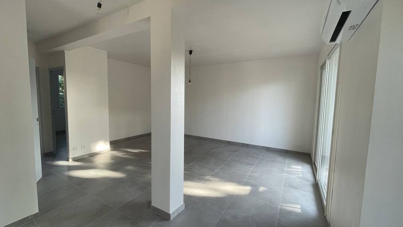 A louer, le 1er étage d'une maison de ville, appartement 3 pièces entièrement rénové avec terrasse, jardin et garage Saint Julien 13012 Marseille