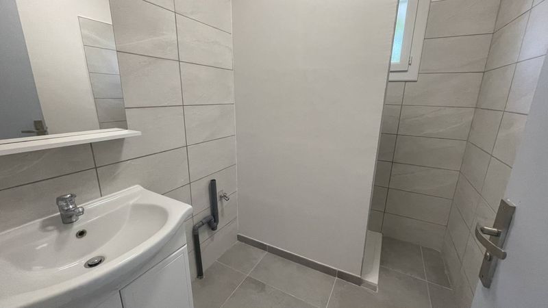 A louer, le 1er étage d'une maison de ville, appartement 3 pièces entièrement rénové avec terrasse, jardin et garage Saint Julien 13012 Marseille