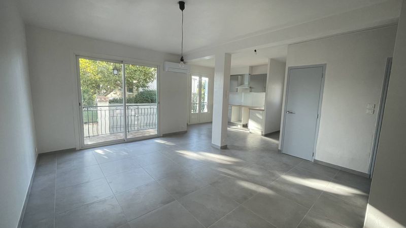 A louer, rdc surélevé d'une maison de ville, appartement 3 pièces entièrement rénové avec terrasse, jardin et garage Saint Julien 13012 Marseille