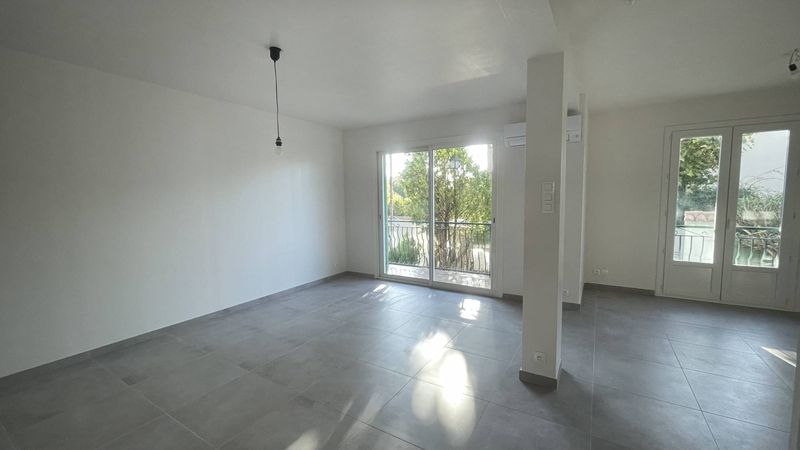 A louer, le 1er étage d'une maison de ville, appartement 3 pièces entièrement rénové avec terrasse, jardin et garage Saint Julien 13012 Marseille