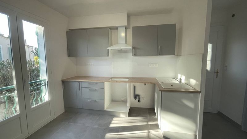 A louer, le 1er étage d'une maison de ville, appartement 3 pièces entièrement rénové avec terrasse, jardin et garage Saint Julien 13012 Marseille