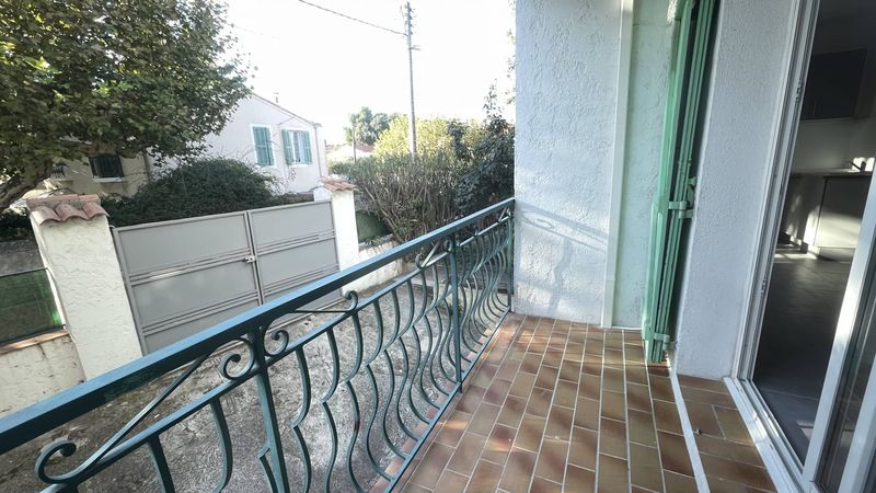 A louer, le 1er étage d'une maison de ville, appartement 3 pièces entièrement rénové avec terrasse, jardin et garage Saint Julien 13012 Marseille